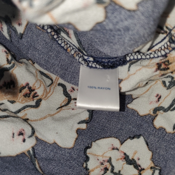 Darling floral blouse! - Picture 5 of 7